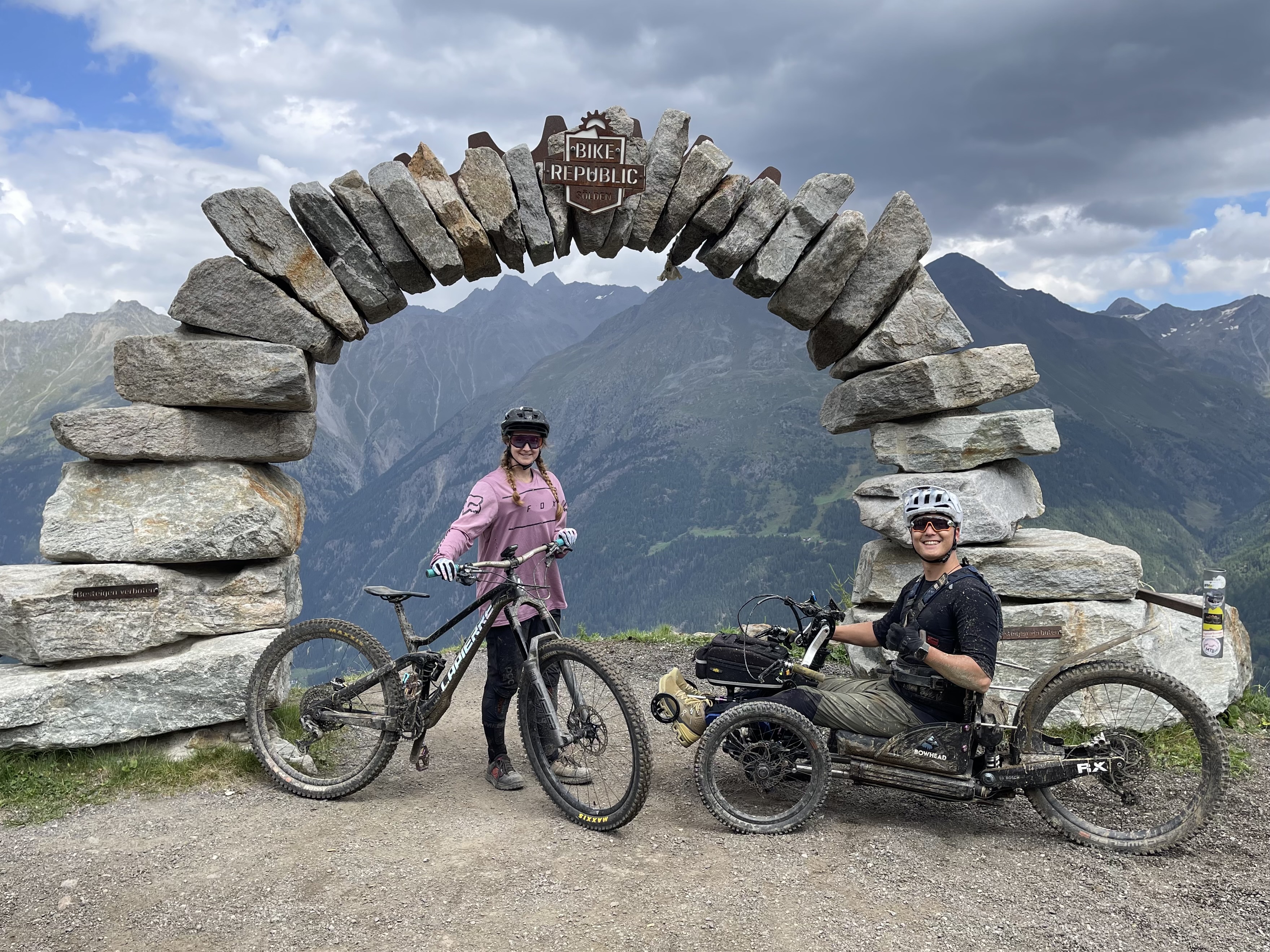 Tanja Baumann und Mark Skarupa mit ihren Bikes am Trail-Einstieg